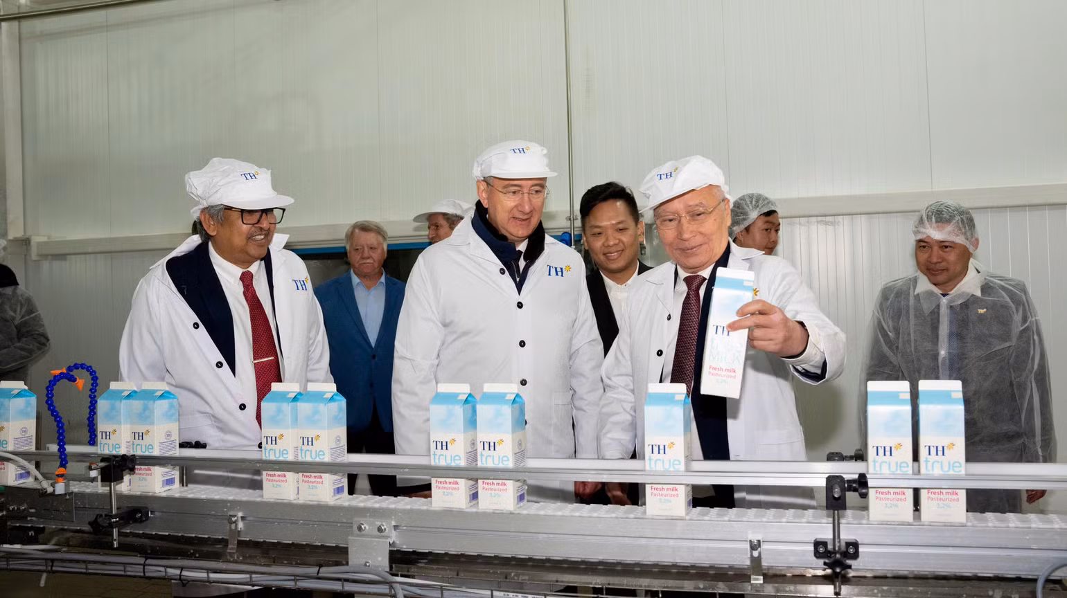 Chủ tịch Hội đồng quản trị Tập đoàn TH và Thống đốc Kaluga thăm dây chuyền nhà máy. Chủ tịch Hội đồng quản trị Tập đoàn TH và Thống đốc Kaluga thăm dây chuyền nhà máy.