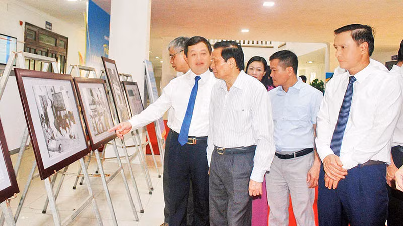 Triển lãm ảnh 80 năm Đề cương về văn hóa Việt Nam được tỉnh Thái Nguyên tổ chức để ôn lại thành tựu về văn hoá trên địa bàn. Triển lãm ảnh 80 năm Đề cương về văn hóa Việt Nam được tỉnh Thái Nguyên tổ chức để ôn lại thành tựu về văn hoá trên địa bàn.