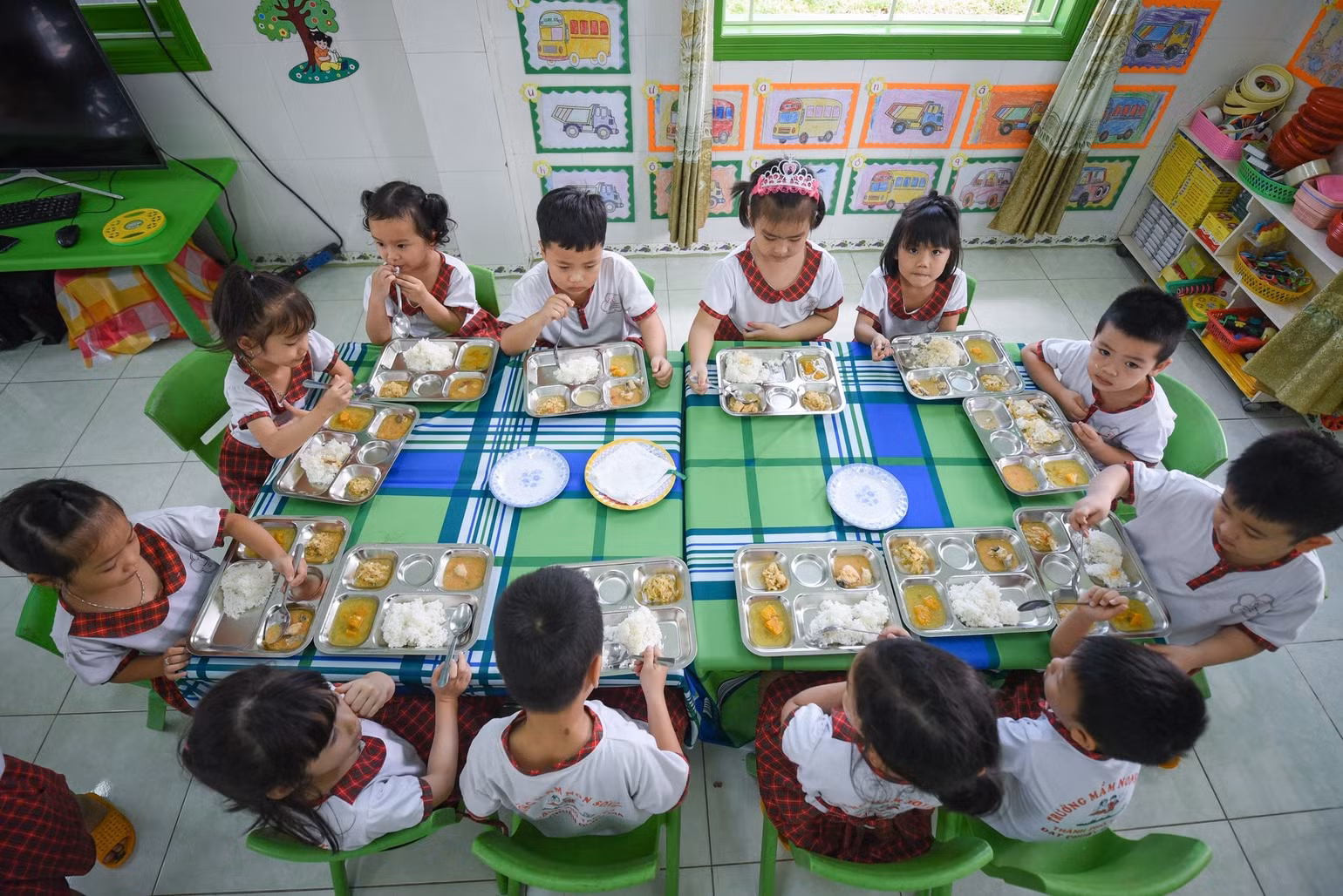 Quỹ Vì tầm vóc Việt và Tập đoàn TH đã tiên phong khởi xướng Đề án "Dinh dưỡng người Việt", đồng hành với Bộ Giáo dục và Đào tạo xây dựng, triển khai Mô hình điểm Bữa ăn học đường. Quỹ Vì tầm vóc Việt và Tập đoàn TH đã tiên phong khởi xướng Đề án "Dinh dưỡng người Việt", đồng hành với Bộ Giáo dục và Đào tạo xây dựng, triển khai Mô hình điểm Bữa ăn học đường.