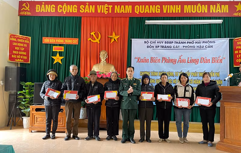 Tặng quà các hộ dân trong chương trình “Xuân Biên phòng ấm lòng dân biển”.