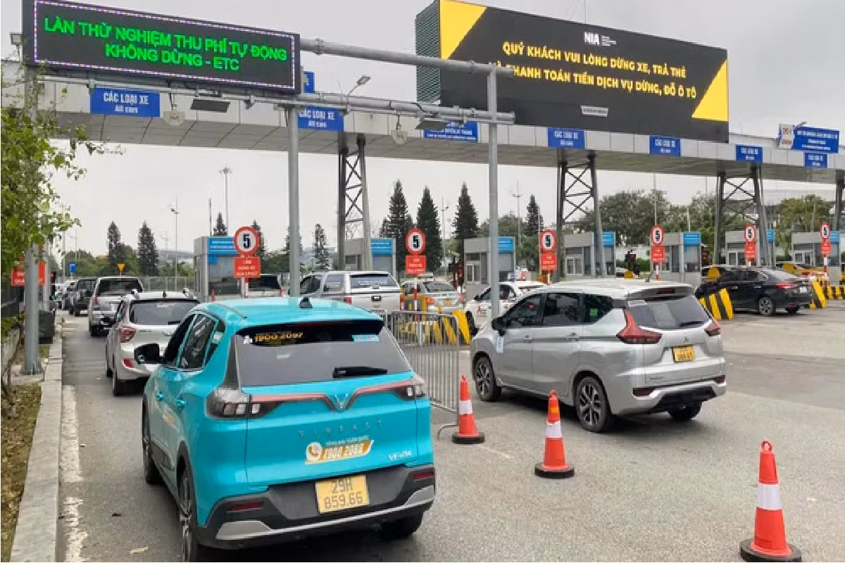Thu phí không dừng hiện đang được triển khai, mở rộng tại các sân bay trên cả nước và áp dụng thu phí không tiền mặt tại các bãi đỗ xe ở các thành phố lớn như Hà Nội, TP Hồ Chí Minh Thu phí không dừng hiện đang được triển khai, mở rộng tại các sân bay trên cả nước và áp dụng thu phí không tiền mặt tại các bãi đỗ xe ở các thành phố lớn như Hà Nội, TP Hồ Chí Minh