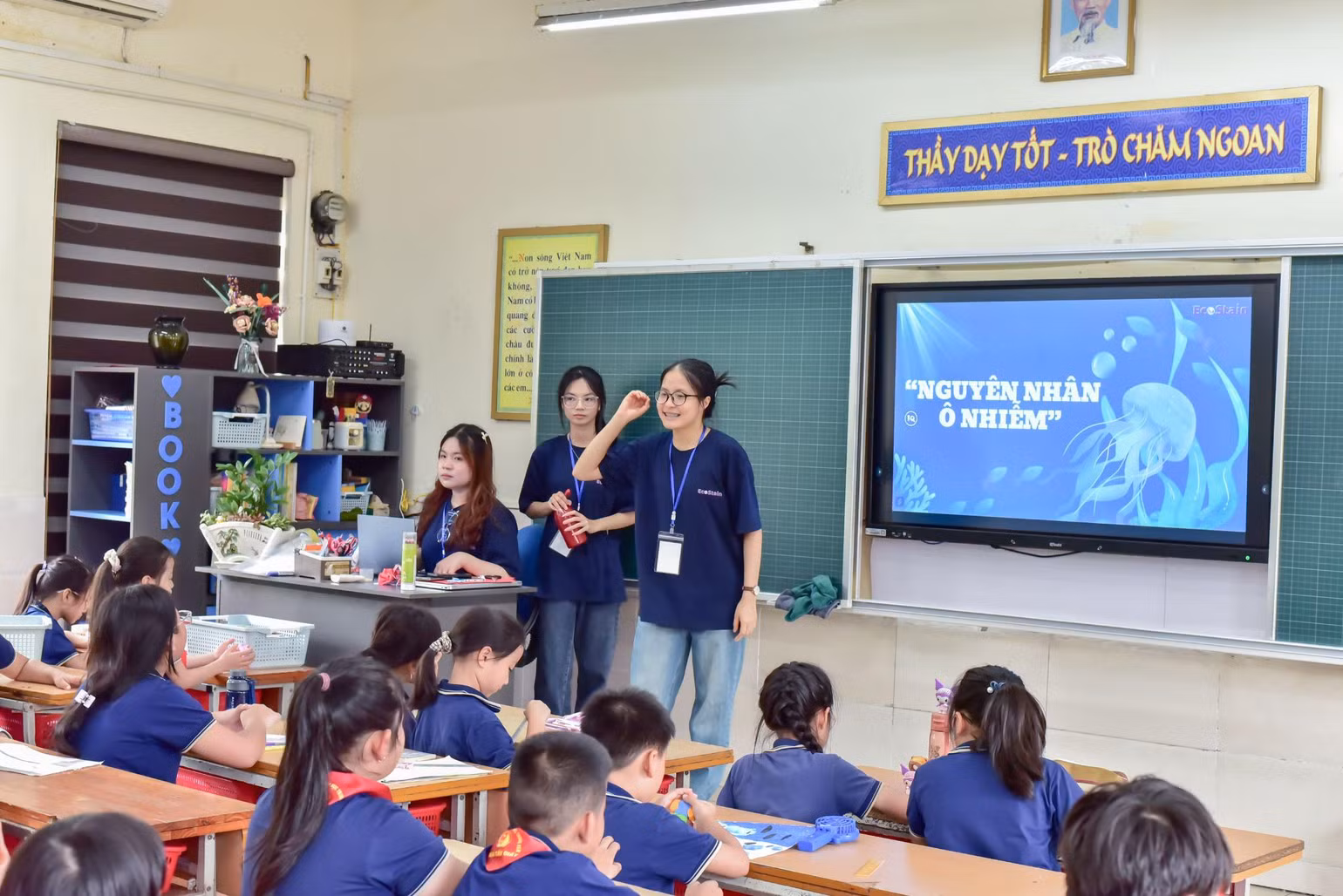Phòng học 3 với chủ đề “Xanh hóa rác thải” mang đến cho các em học sinh kiến thức về lợi ích của phân loại rác và cách phân loại chúng.