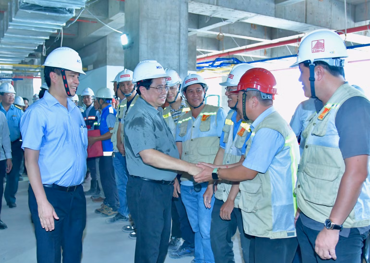 Thủ tướng Phạm Minh Chính thăm hỏi, tặng quà, động viên đội ngũ kỹ sư, công nhân đang thi công trên công trường Dự án Nhà ga hành khách T3. Thủ tướng Phạm Minh Chính thăm hỏi, tặng quà, động viên đội ngũ kỹ sư, công nhân đang thi công trên công trường Dự án Nhà ga hành khách T3.