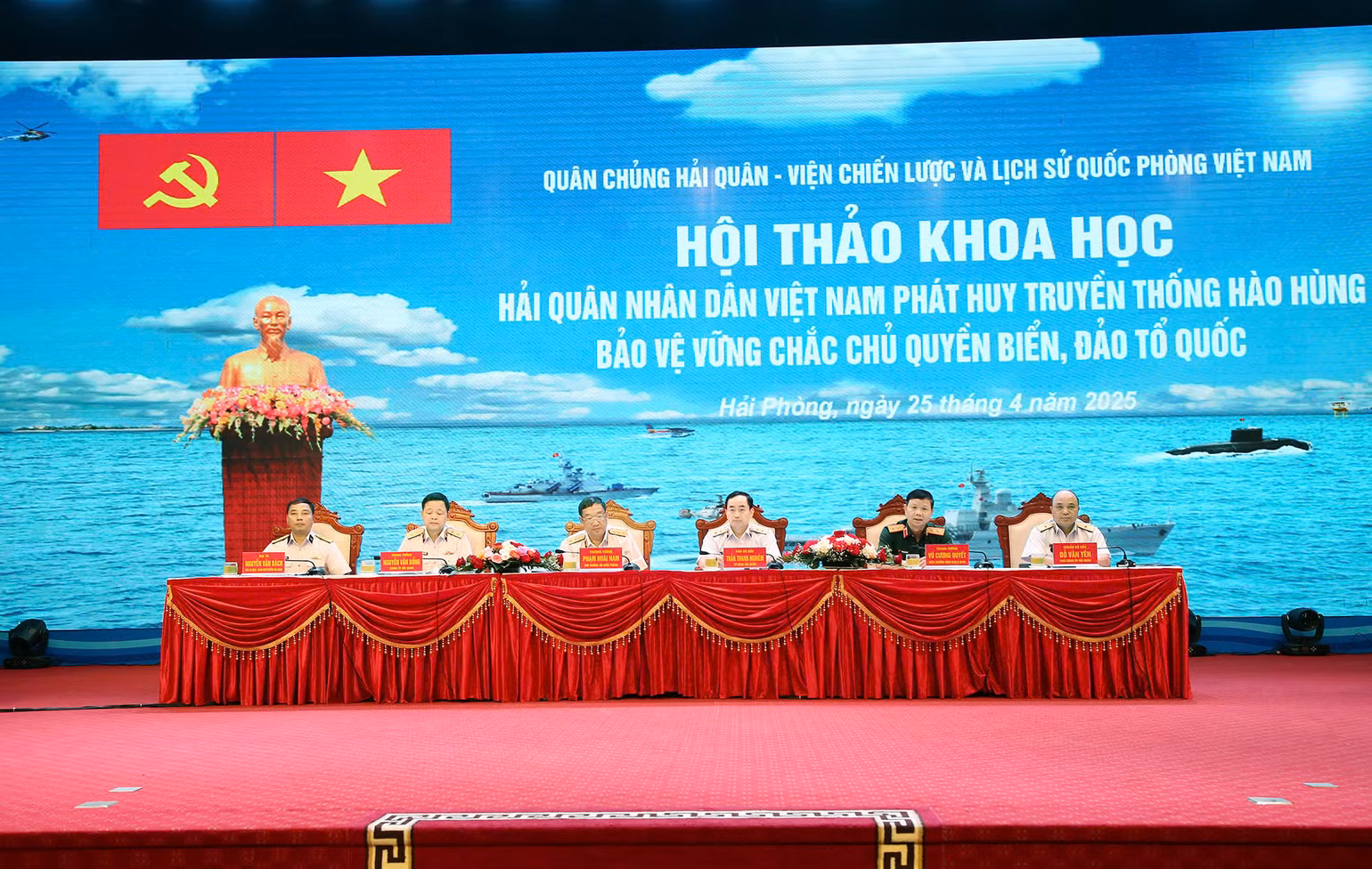 Đoàn chủ tịch điều hành hội thảo.