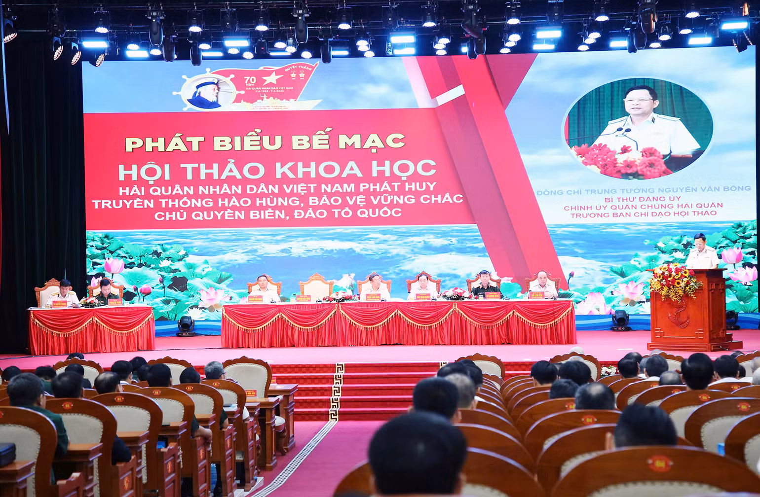 Đồng chí Chính ủy Hải quân phát biểu bế mạc hội thảo.