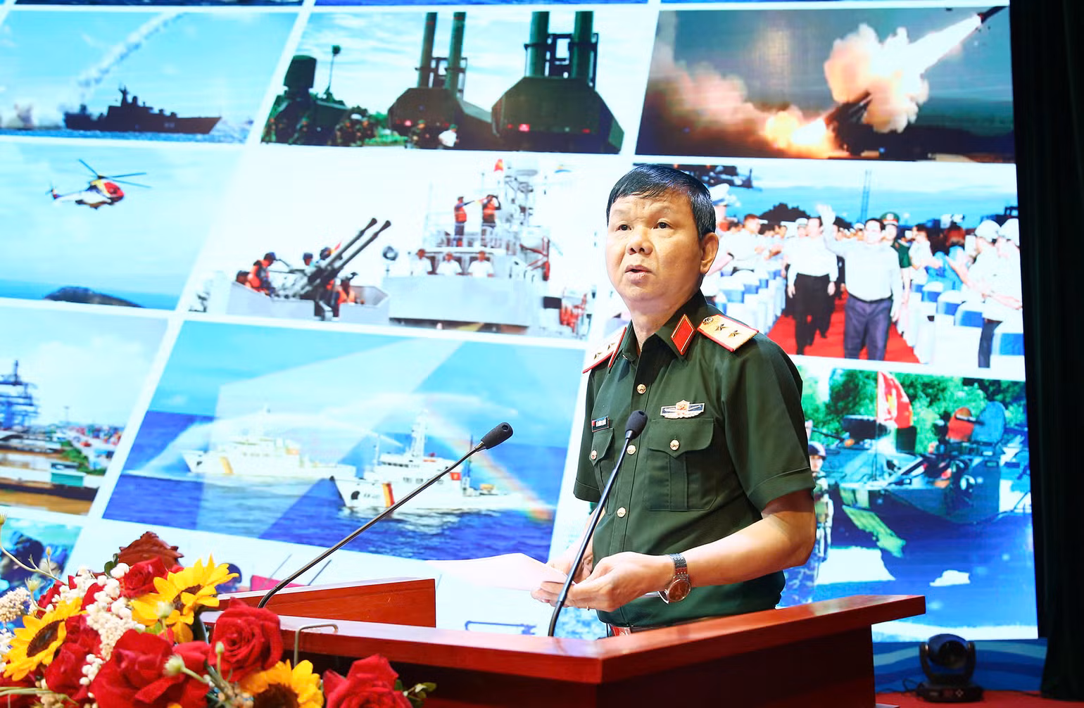 Trung tướng, Phó giáo sư, Tiến sĩ Vũ Cương Quyết, Viện trưởng Viện Chiến lược và Lịch sử quốc phòng Việt Nam báo cáo tổng thuật tham luận tại hội thảo.