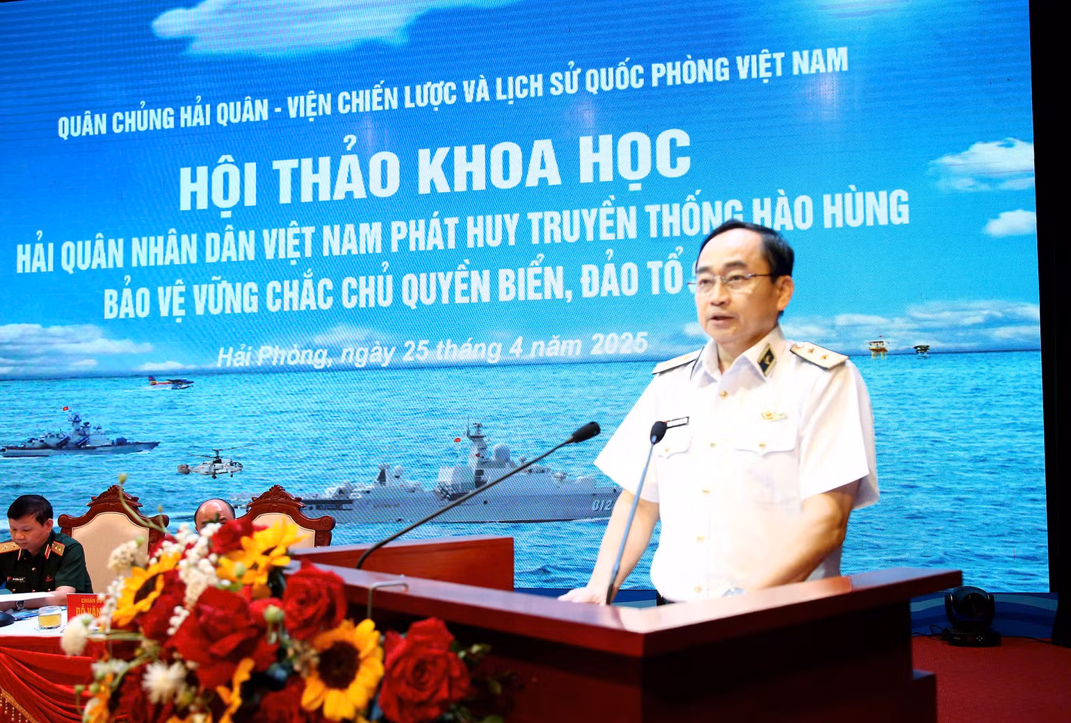 Phó Đô đốc Trần Thanh Nghiêm trình bày báo cáo đề dẫn hội thảo.