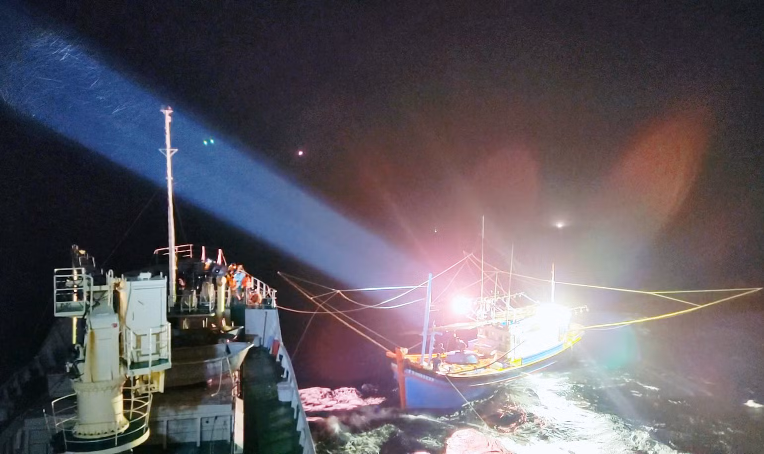 Hỗ trợ ngư dân hoạt động trên biển.