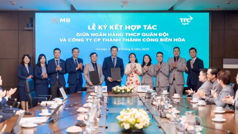 Lễ ký kết hợp tác chiến lược giữa AgriS và MB, thiết lập mối quan hệ chiến lược với định hướng xây dựng một hệ sinh thái Tài chính-Nông nghiệp số toàn diện.