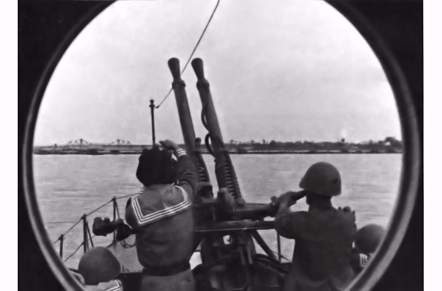 Tàu tuần tiễu của Tiểu đoàn 100, Trung đoàn 171 bảo vệ cầu Long Biên, tháng 5/1967. (Ảnh tư liệu) Tàu tuần tiễu của Tiểu đoàn 100, Trung đoàn 171 bảo vệ cầu Long Biên, tháng 5/1967. (Ảnh tư liệu)