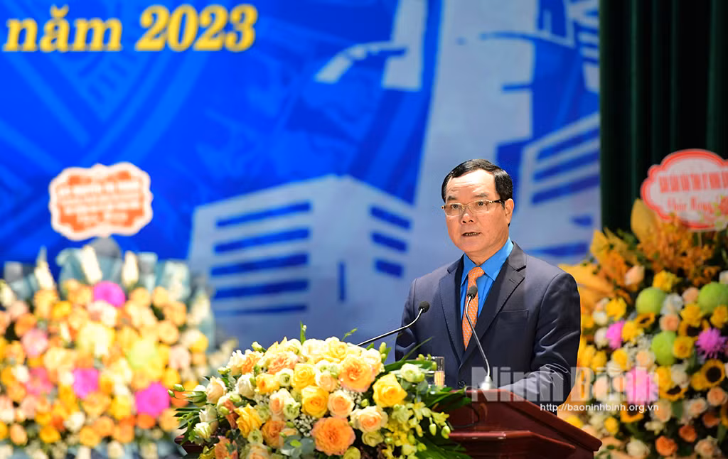 Đồng chí Nguyễn Đình Khang, Ủy viên Trung ương Đảng, Chủ tịch Tổng Liên đoàn lao động Việt Nam phát biểu chỉ đạo đại hội. (Ảnh: Báo Ninh Bình)