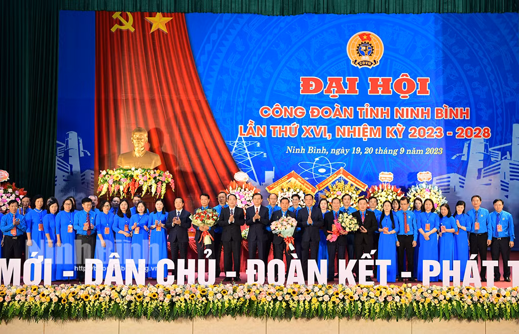 Lãnh đạo Liên đoàn lao động Việt Nam và lãnh đạo tỉnh Ninh Bình tặng hoa chúc mừng Ban chấp hành khóa mới ra mắt đại hội. (Ảnh: Báo Ninh Bình)