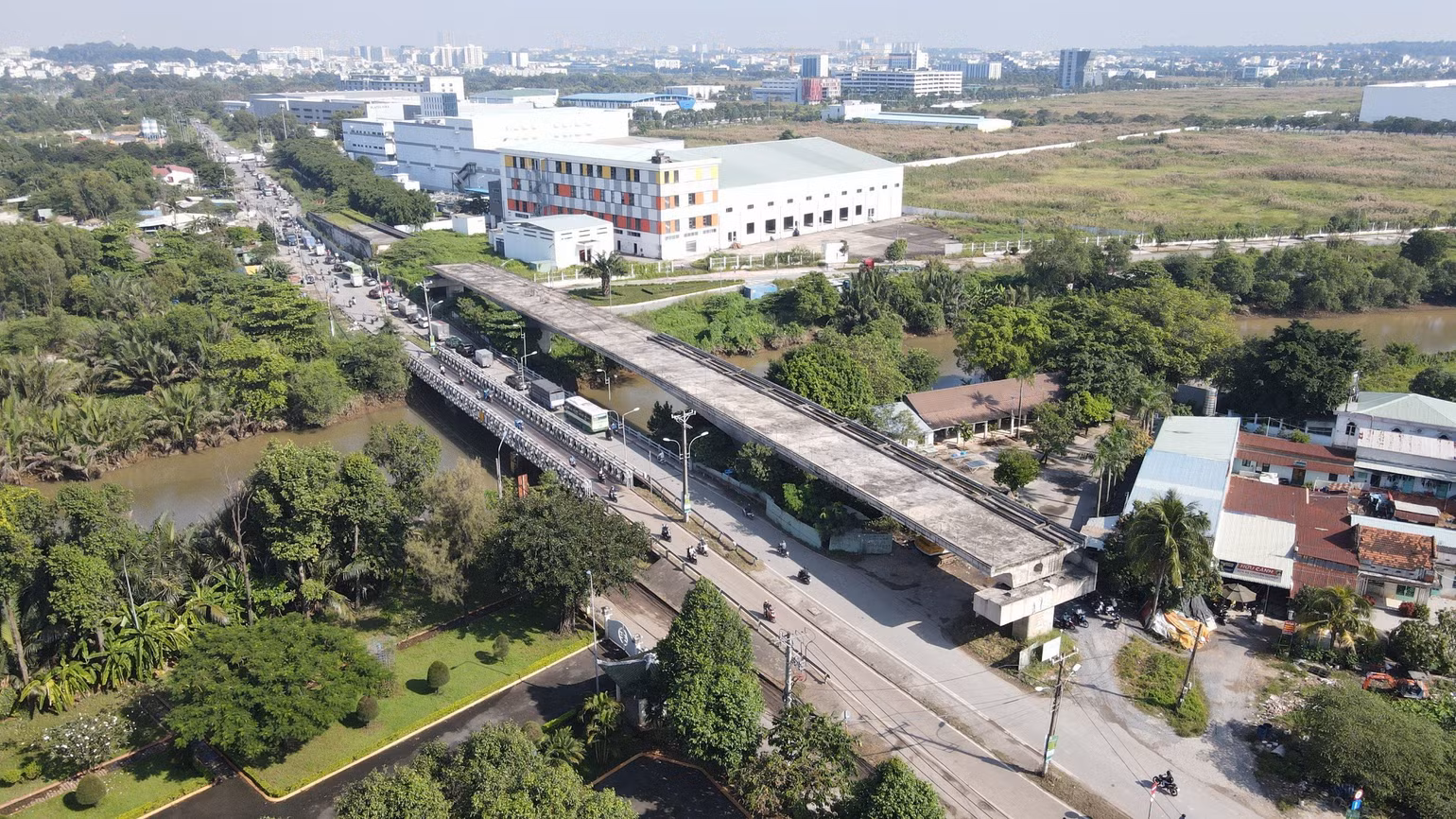 Chủ đầu tư nhận bàn giao mặt bằng để tiếp tục thi công Công trình cầu Tăng Long bị ngưng sau 4 năm Chủ đầu tư nhận bàn giao mặt bằng để tiếp tục thi công Công trình cầu Tăng Long bị ngưng sau 4 năm