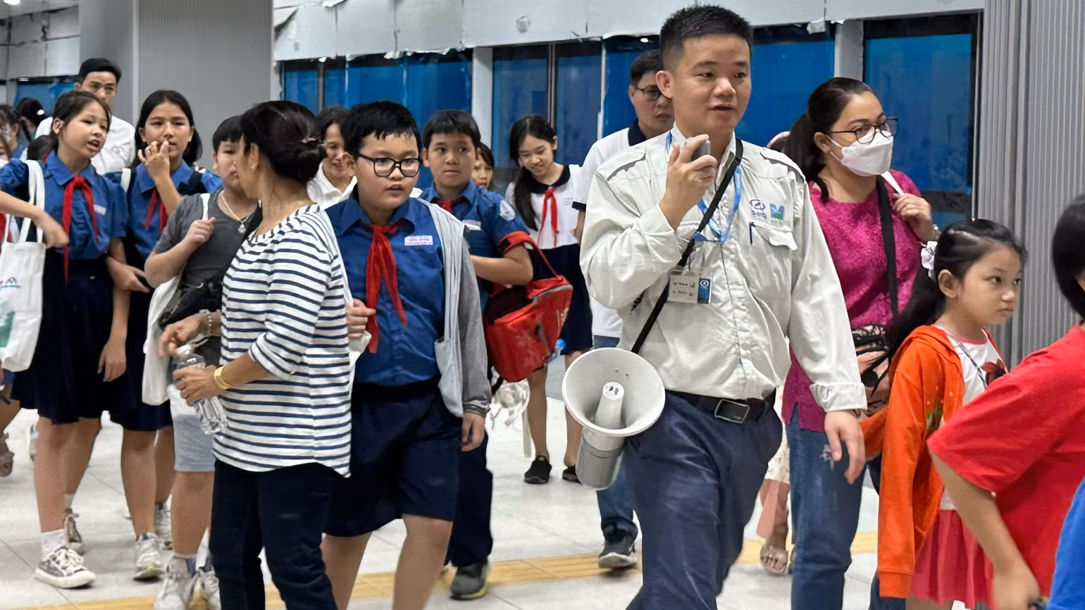 Các em học sinh nhiều lứa tuổi được tham quan, xem hình ảnh thực tế từ công trình.