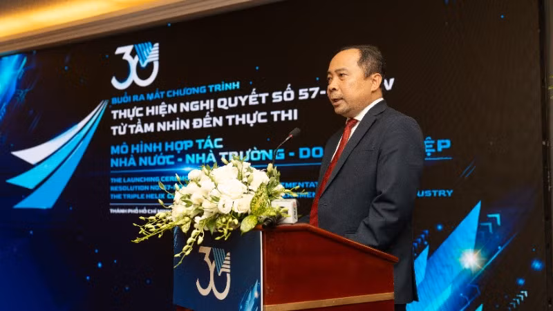 Phó Giáo sư, Tiến sĩ Vũ Hải Quân, Giám đốc Đại học quốc gia Thành phố Hồ Chí Minh phát biểu tại chương trình. Phó Giáo sư, Tiến sĩ Vũ Hải Quân, Giám đốc Đại học quốc gia Thành phố Hồ Chí Minh phát biểu tại chương trình.