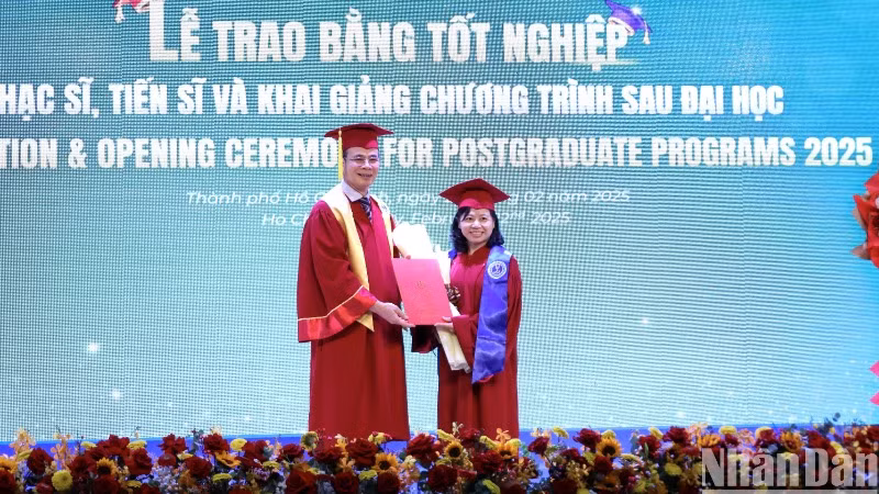 Lãnh đạo Trường đại học Luật Thành phố Hồ Chí Minh trao bằng tốt nghiệp. Lãnh đạo Trường đại học Luật Thành phố Hồ Chí Minh trao bằng tốt nghiệp.