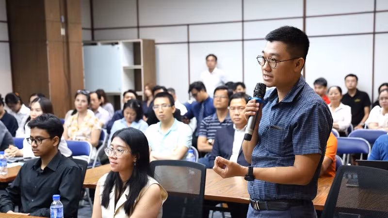 Đại biểu tham vấn với Ban tổ chức về thị trường Halal.