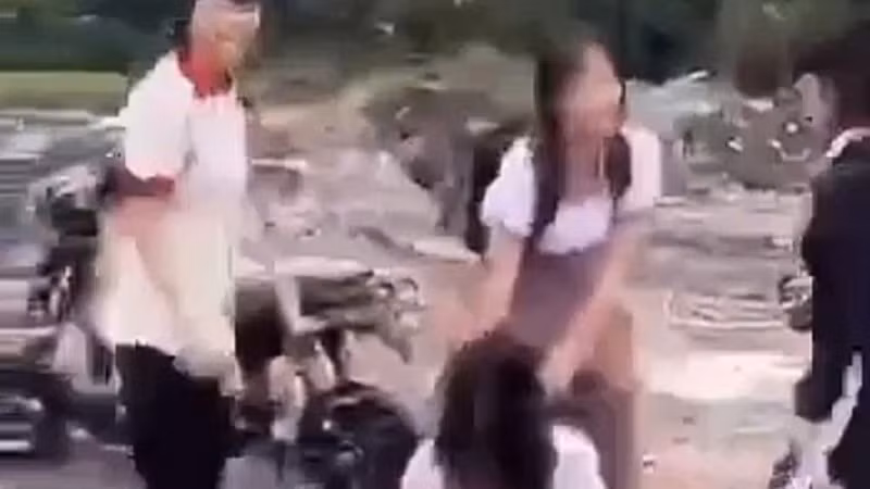 Ảnh được cắt từ clip nữ sinh bị đánh hội đồng