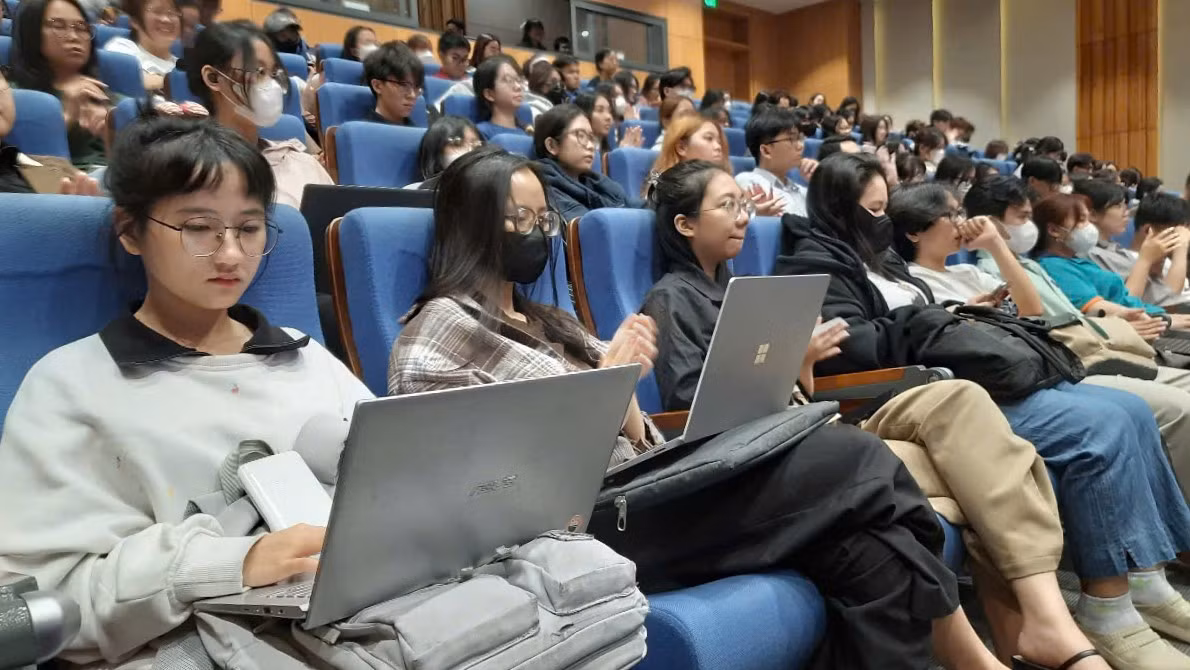 Đông đảo sinh viên đến tham dự buổi talkshow.