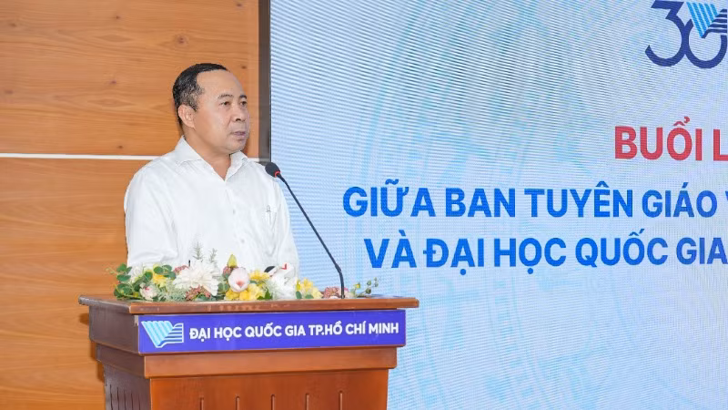 Đồng chí Vũ Hải Quân, Giám đốc Đại học Quốc gia Thành phố Hồ Chí Minh phát biểu tại buổi làm việc. Đồng chí Vũ Hải Quân, Giám đốc Đại học Quốc gia Thành phố Hồ Chí Minh phát biểu tại buổi làm việc.