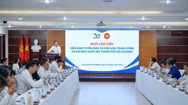 Quang cảnh buổi làm việc. Quang cảnh buổi làm việc.