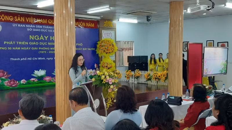 Phó Giám đốc Sở Giáo dục và Đào tạo Thành phố Hồ Chí Minh Lê Thụy Mỵ Châu phát biểu tại ngày hội. Phó Giám đốc Sở Giáo dục và Đào tạo Thành phố Hồ Chí Minh Lê Thụy Mỵ Châu phát biểu tại ngày hội.