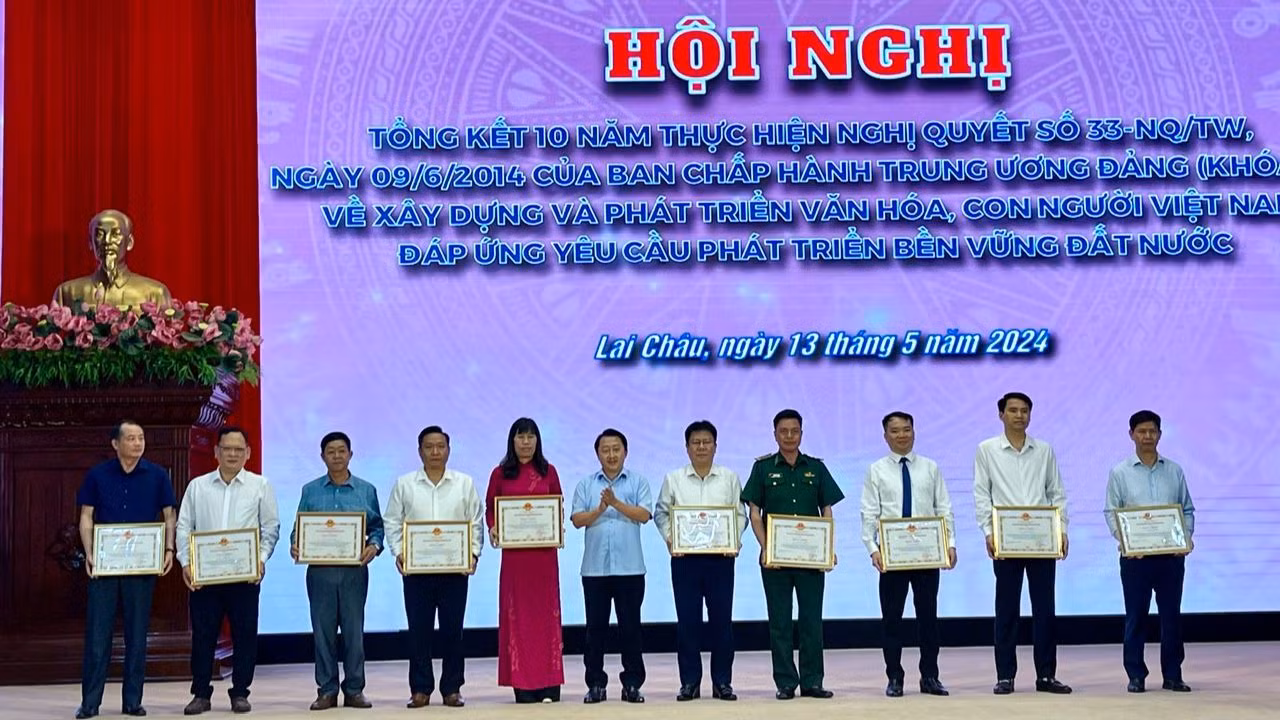 Lãnh đạo tỉnh Lai Châu trao Bằng khen cho các cá nhân.