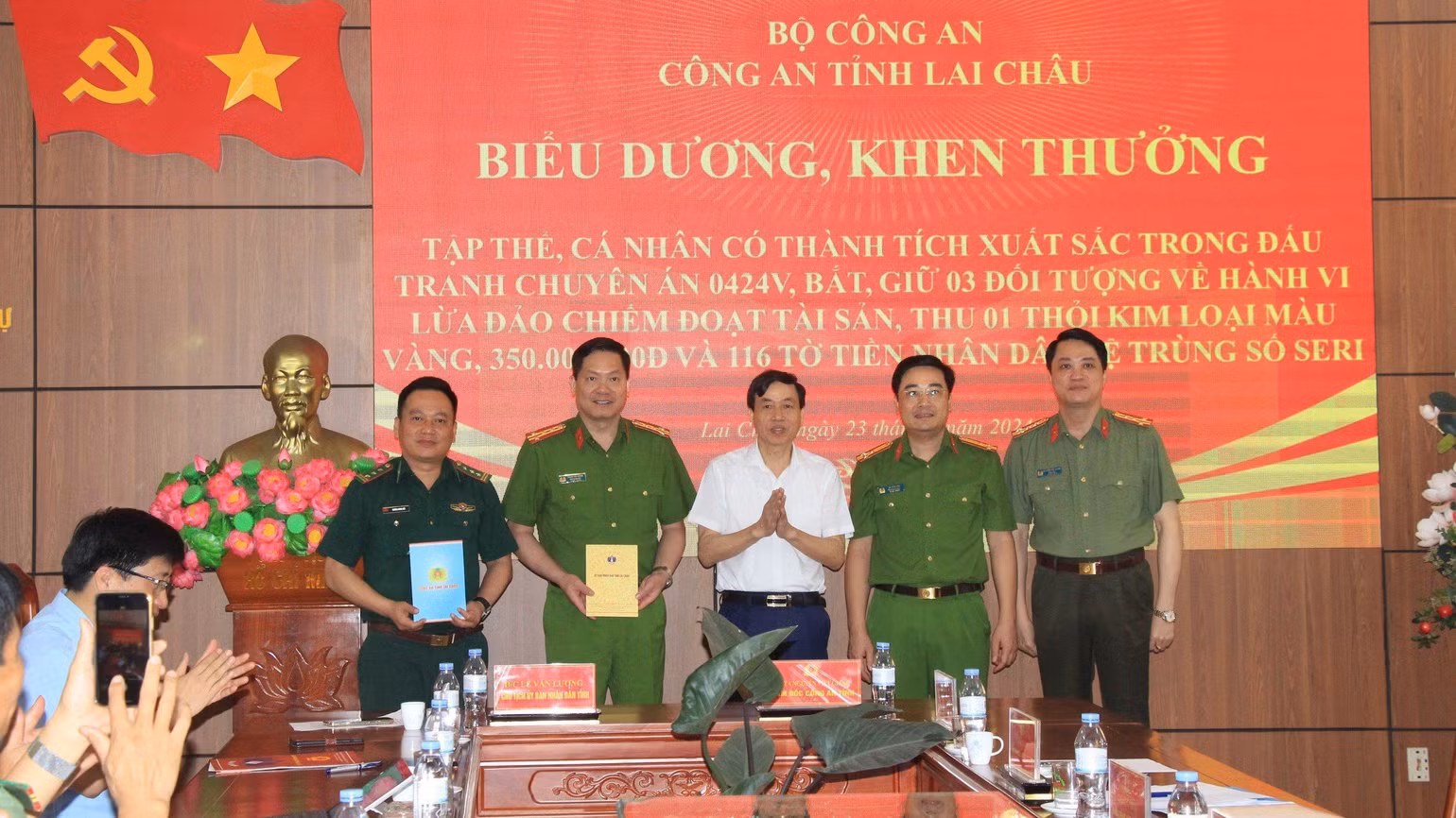 Lãnh đạo tỉnh Lai Châu thưởng cho Ban Chuyên án. Lãnh đạo tỉnh Lai Châu thưởng cho Ban Chuyên án.