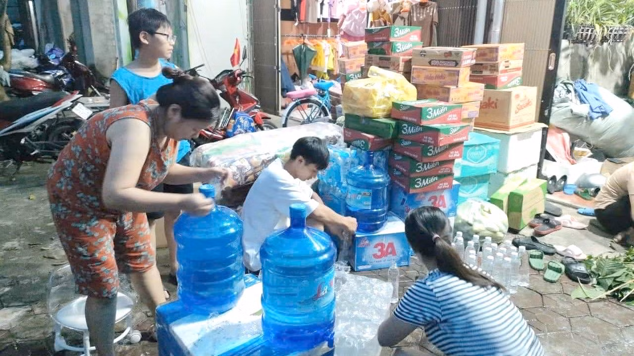Một hộ gia đình ở thị trấn Tam Đường chuẩn bị nước lọc để gửi sang vùng lũ Lào Cai. Một hộ gia đình ở thị trấn Tam Đường chuẩn bị nước lọc để gửi sang vùng lũ Lào Cai.
