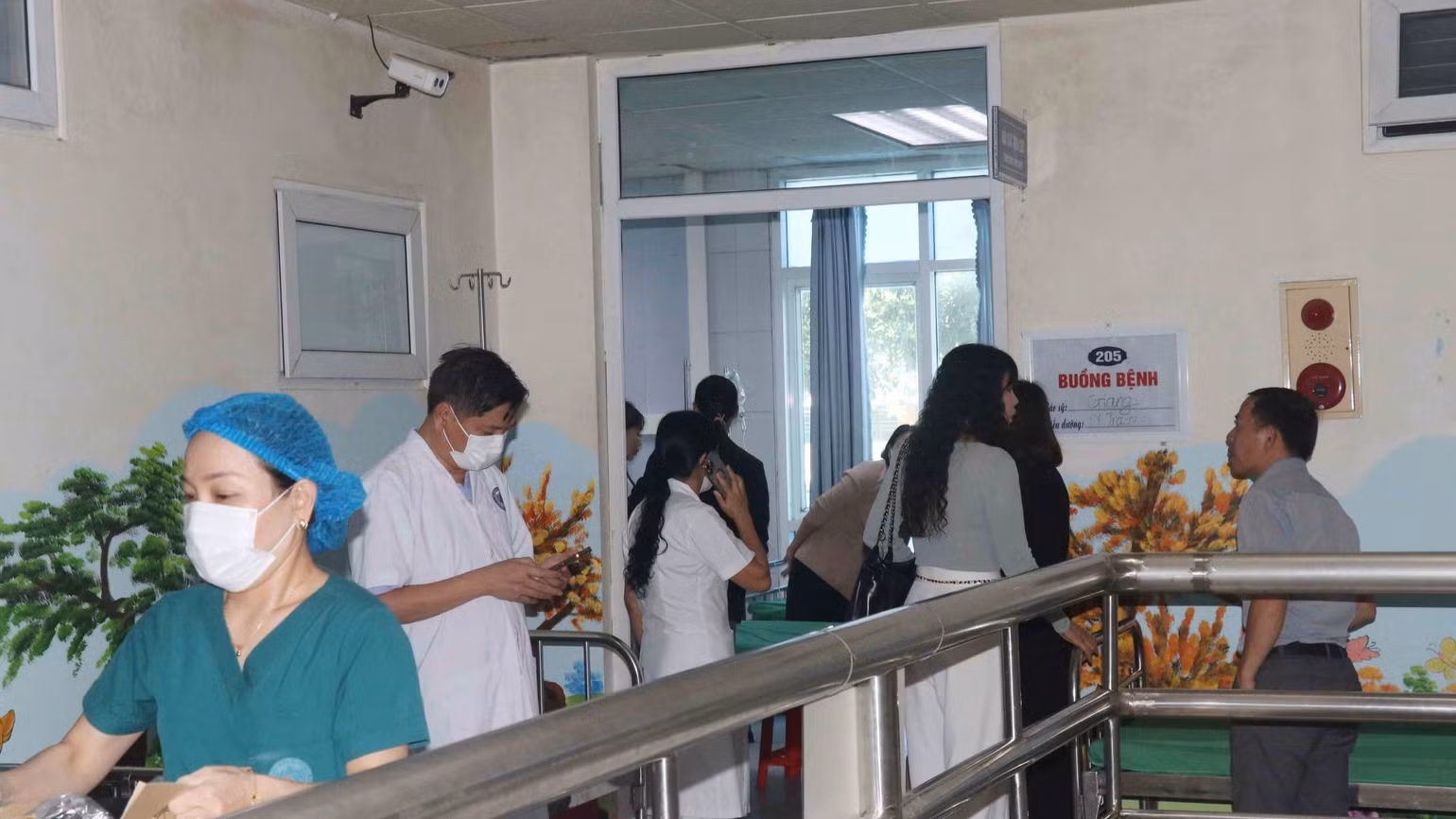 Sau khi được cấp cứu hiện tại sức khỏe của các cháu đã cơ bản ổn định. Sau khi được cấp cứu hiện tại sức khỏe của các cháu đã cơ bản ổn định.