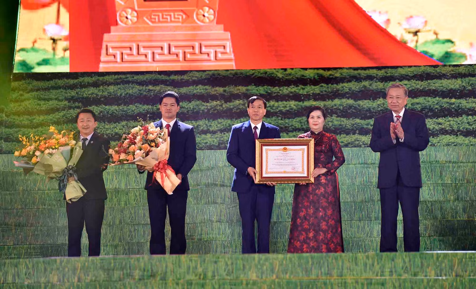 Thay mặt lãnh đạo Đảng, Nhà nước, Đại tướng Tô Lâm, Ủy viên Bộ Chính trị, Bộ trưởng Công an trao Huân chương Lao động hạng Nhất tặng Đảng bộ, chính quyền và nhân dân các dân tộc Lai Châu.