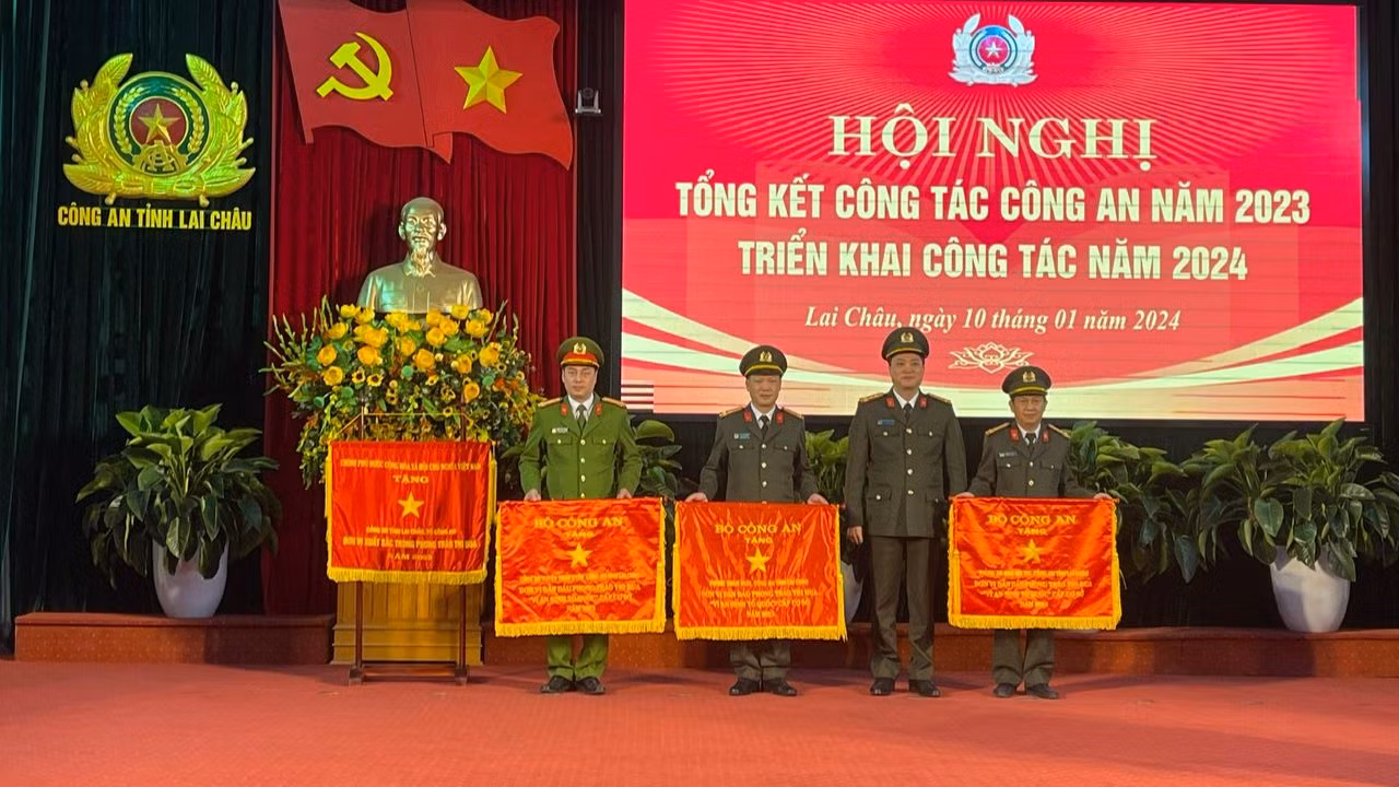 Lãnh đạo Công an Lai Châu trao cờ thi đua của Bộ Công an cho các đơn vị dẫn đầu trong phong trào thi đua