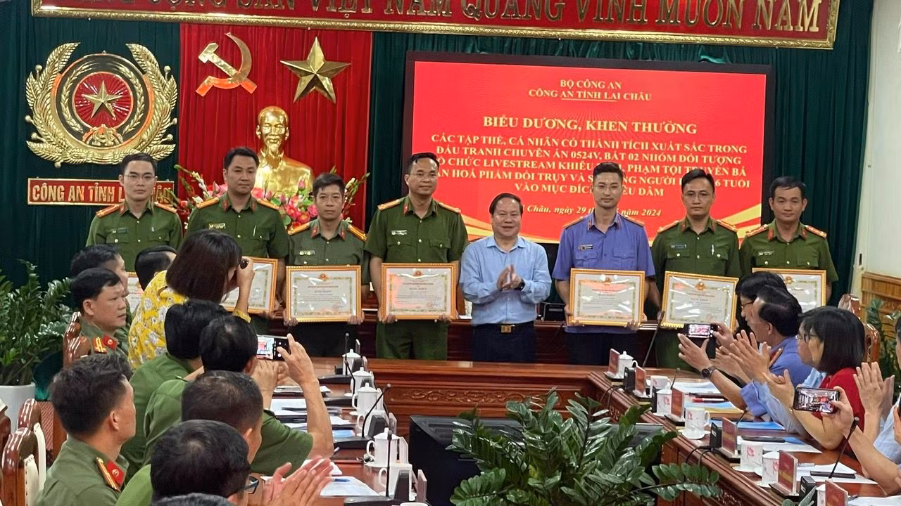 Lãnh đạo tỉnh Lai Châu tặng Bằng khen các cá nhân có thành tích xuất sắc trong đấu tranh phòng, chống tội phạm, góp phần bảo đảm an ninh trên địa bàn.