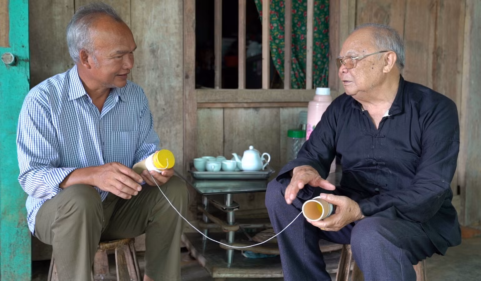 Hằng ngày ông Chiến (áo đen bên phải) vẫn về bản của người Pú Nả để tìm tư liệu, nghiên cứu văn hóa.
