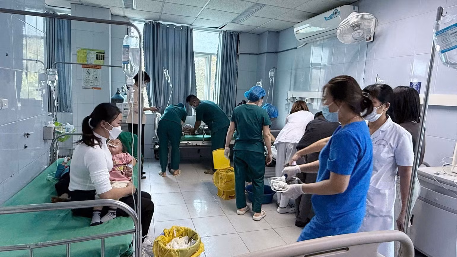 Các ý bác sỹ tiến hành cấp cứu cho các cháu.