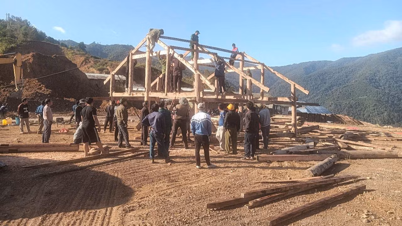 Chủ tịch Ủy ban nhân dân xã Nậm Pì cho biết, 61 hộ dân của bản Ma Sang dự kiến sẽ hoàn thành di chuyển trước Tết.