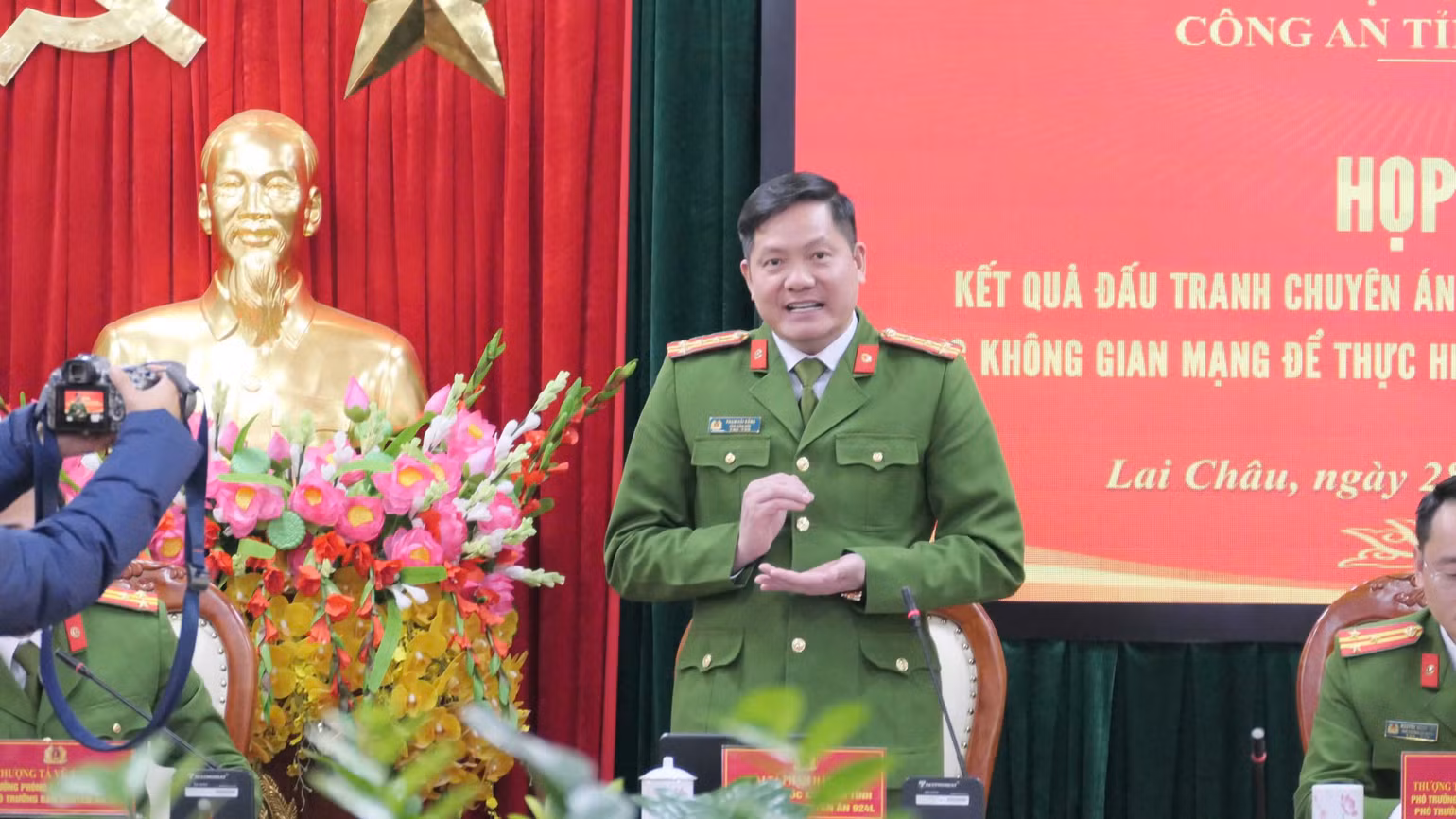 Phó Giám đốc Công an Lai Châu giải đáp thắc mắc, cung cấp thông tin vụ việc cho cơ quan báo chí.