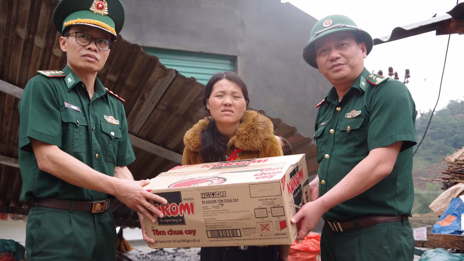 Hỗ trợ nhu yếu phẩm để bà con tạm thời ổn định cuộc sống trước mắt. Hỗ trợ nhu yếu phẩm để bà con tạm thời ổn định cuộc sống trước mắt.