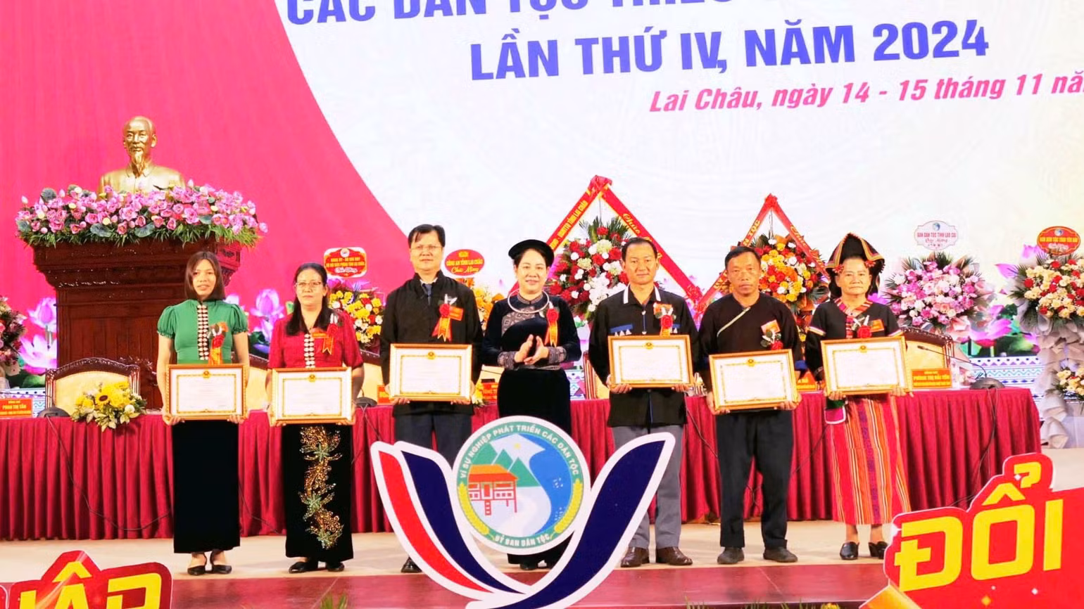 Lãnh đạo Ủy ban Dân tộc Chính phủ trao Bằng khen cho các cá nhân tiêu biểu. Lãnh đạo Ủy ban Dân tộc Chính phủ trao Bằng khen cho các cá nhân tiêu biểu.