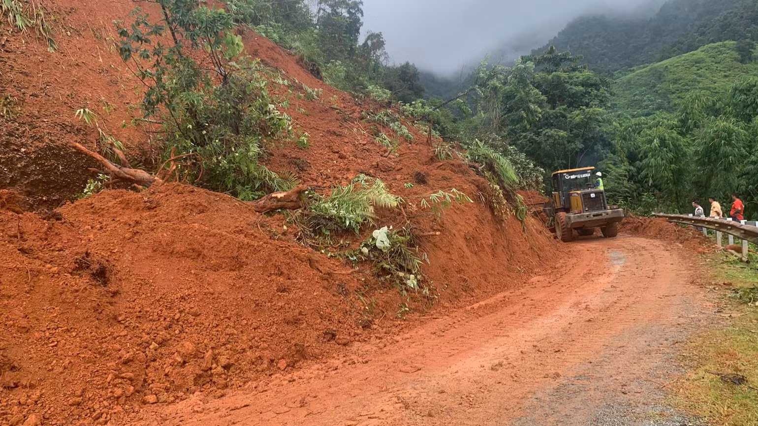 Một điểm sạt lở lớn trên Quốc lộ 4h đang được khắc phục. Một điểm sạt lở lớn trên Quốc lộ 4h đang được khắc phục.