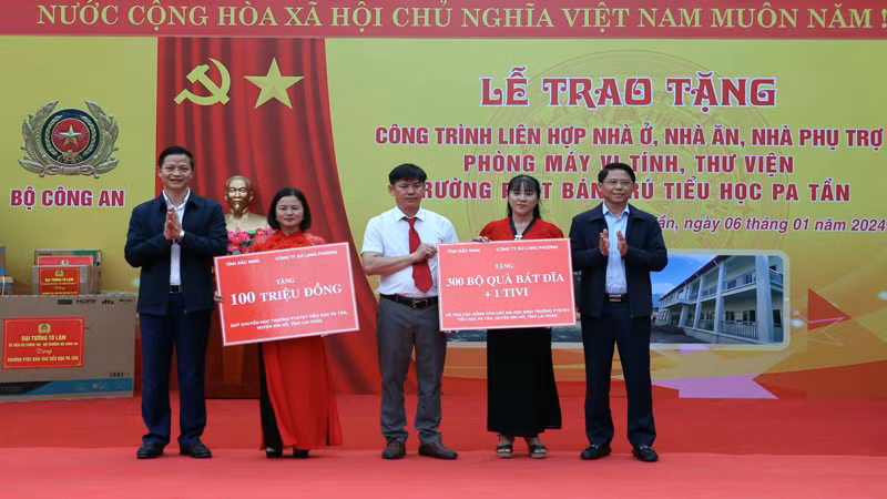 Các nhà hảo tâm trao hỗ trợ và đồ dùng sinh hoạt thiết yếu cho Trường Phổ thông dân tộc bán trú Tiểu học Pa Tần.