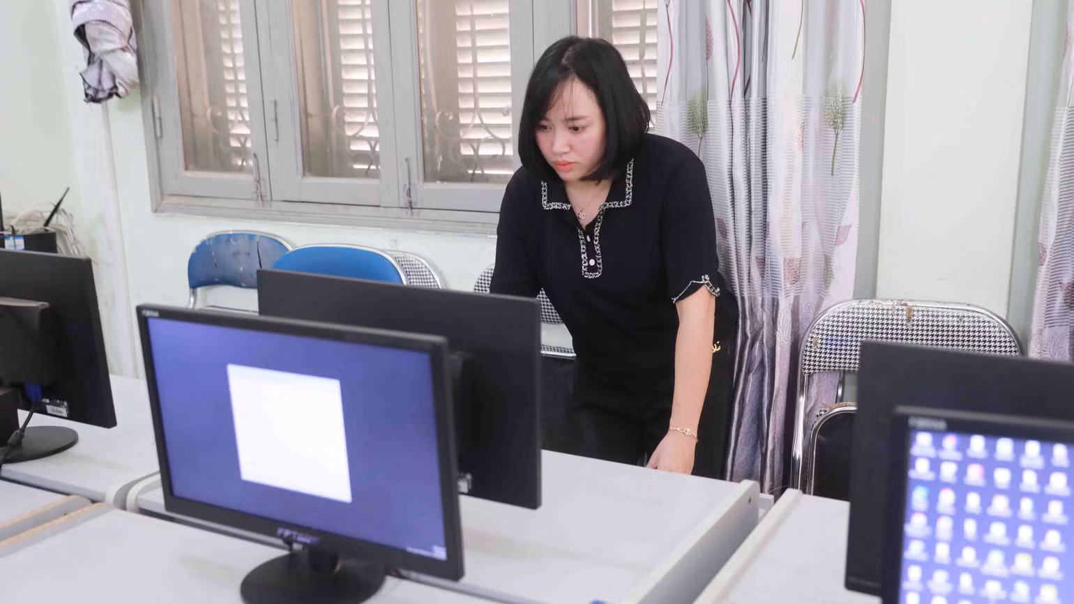 Cô Trần Thị Hồng là giáo viên Tin học bậc Trung học cơ sở xã Phăng Xô Lin từng phải kiêm nhiệm cả lớp tin học của Tiểu học do thiếu giáo viên. Cô Trần Thị Hồng là giáo viên Tin học bậc Trung học cơ sở xã Phăng Xô Lin từng phải kiêm nhiệm cả lớp tin học của Tiểu học do thiếu giáo viên.