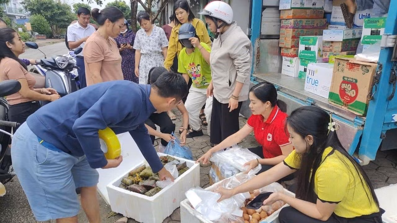 Người dân thị trấn Tam Đường đóng góp nhu yếu phẩm gửi đồng bào vùng thiên tai Lào Cai. Người dân thị trấn Tam Đường đóng góp nhu yếu phẩm gửi đồng bào vùng thiên tai Lào Cai.
