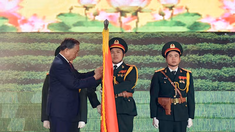 Thay mặt lãnh đạo Đảng, Nhà nước, Đại tướng Tô Lâm, Ủy viên Bộ Chính trị, Bộ trưởng Công an trao Huân chương Lao động hạng Nhất tặng Đảng bộ, chính quyền và nhân dân các dân tộc Lai Châu.