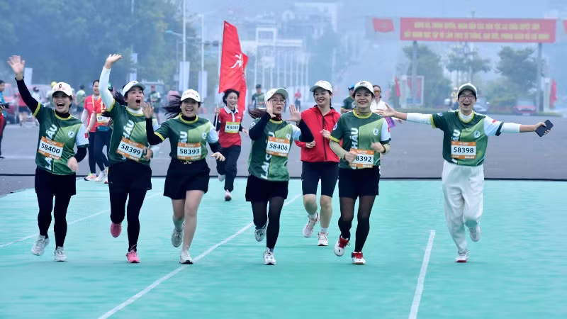 Người dân hào hứng tham gia chạy đồng hành.
