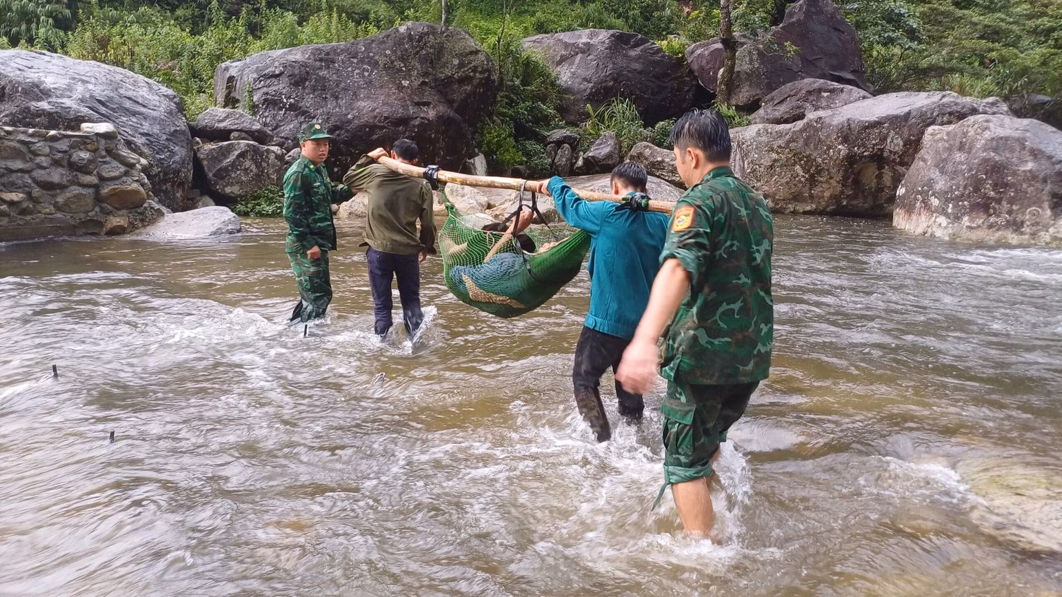 Lực lượng cứu hộ phải khiêng nạn nhân suốt 4 tiếng đồng hồ đi bộ đường rừng.