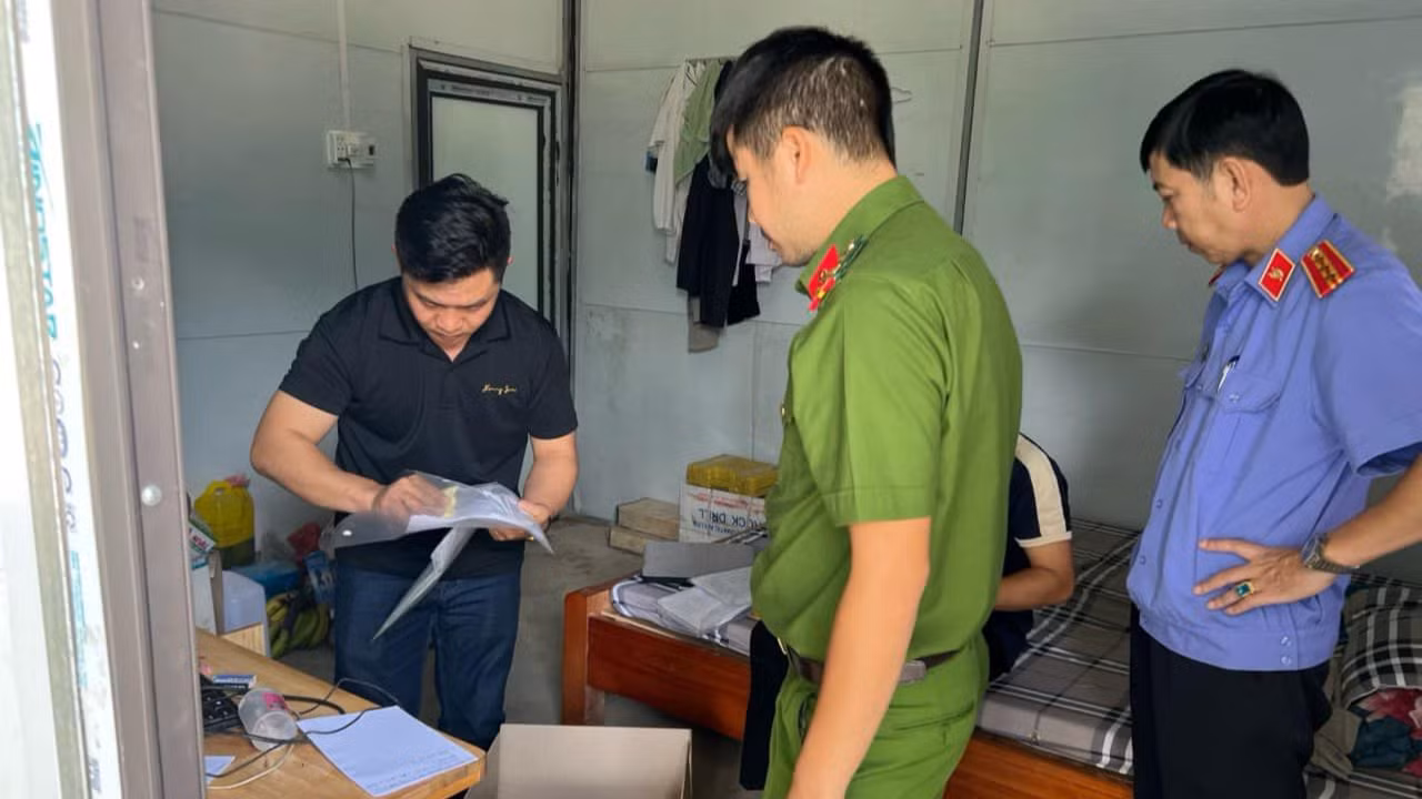 Cơ quan điều tra thực hiện khám xét nơi ở và làm việc của các bị can.