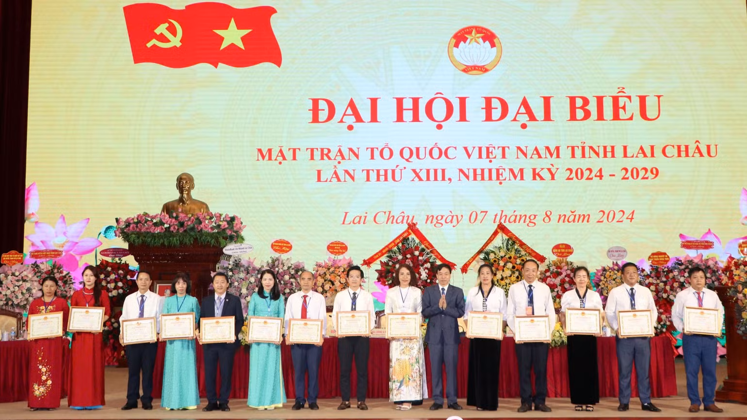 Chủ tịch Ủy ban nhân dân tỉnh Lai Châu tặng Bằng khen cho các cá nhân có thành tích xuất sắc trong công tác mặt trận giai đoạn 2019-2024.