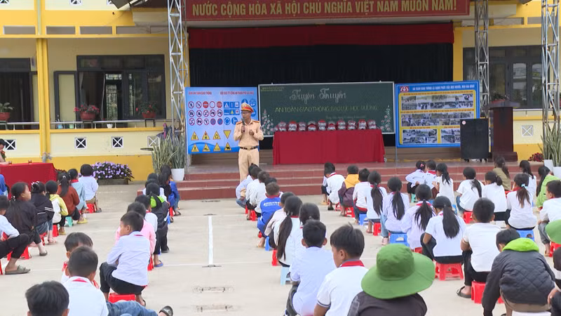 Cảnh sát giao thông tổ chức tuyên truyền tại các trường học trên địa bàn thành phố Lai Châu.