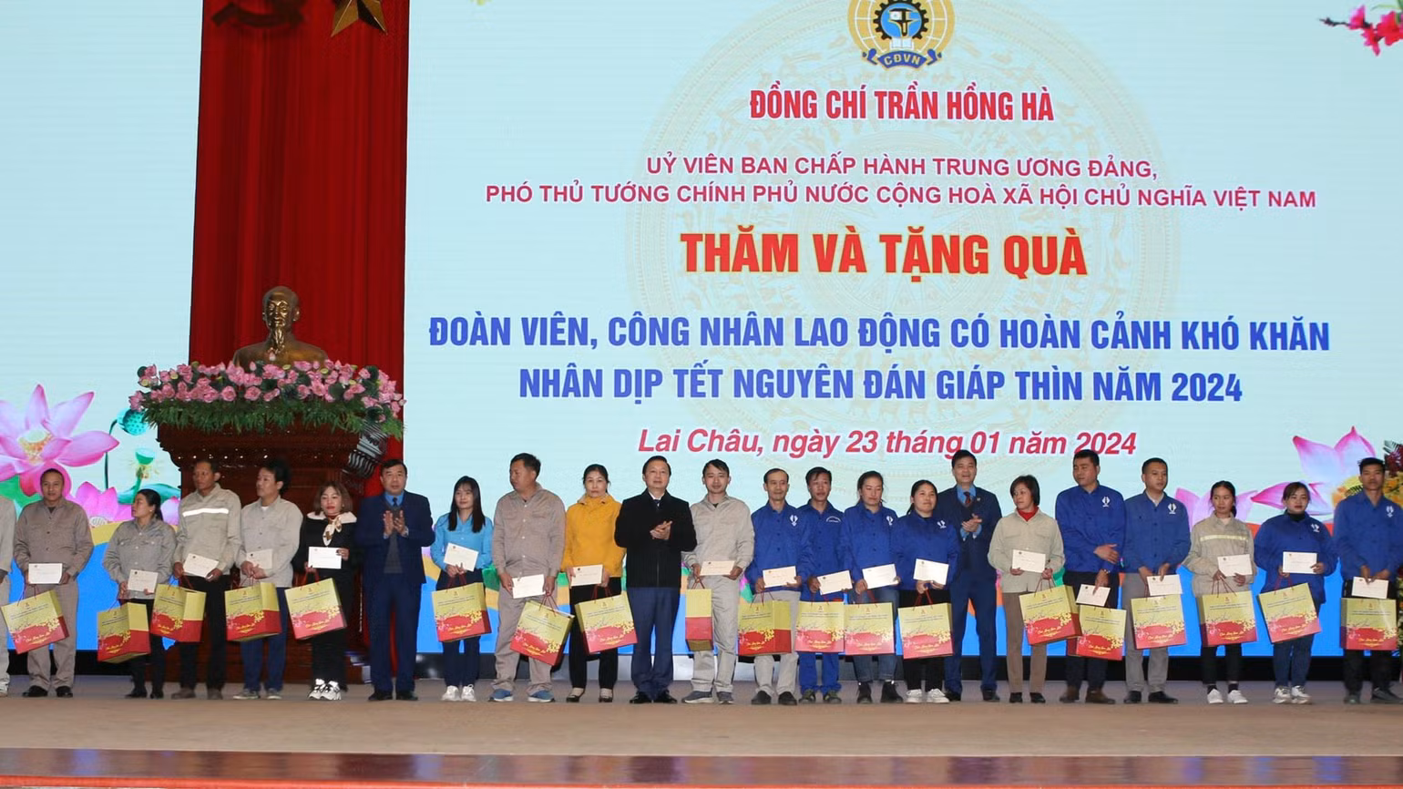 Phó Thủ tướng Trần Hồng Hà trao quà Tết cho các gia đình chính sách, hộ nghèo, đồng bào dân tộc thiểu số, người có uy tín, công nhân lao động tỉnh Lai Châu. Phó Thủ tướng Trần Hồng Hà trao quà Tết cho các gia đình chính sách, hộ nghèo, đồng bào dân tộc thiểu số, người có uy tín, công nhân lao động tỉnh Lai Châu.
